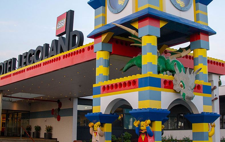 Legoland este un parc cu diverse teme destinate distractiei copiilor.
